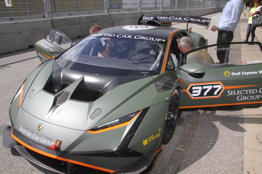 Tom Kristensen gjorde en kæmpe indsats med at få indsamlet flest mulige penge til ”Race for riget”. En tur i den vildt brutale racer glemmer man næppe med det samme. Alene lyden er herrefed.
(Foto: Motorsporten.dk)